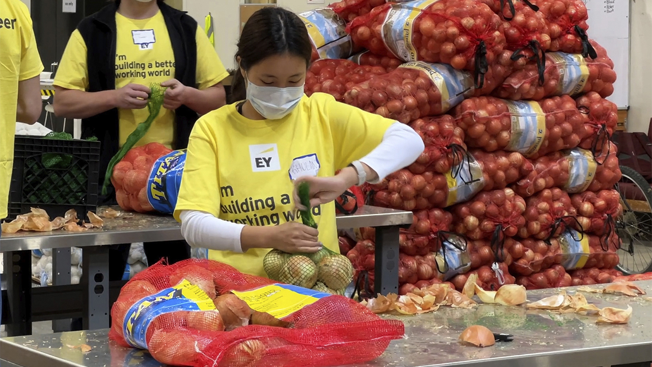 Food banks in America experience surging demand: 'No sign of it slowing down any time soon' – Vigour Times