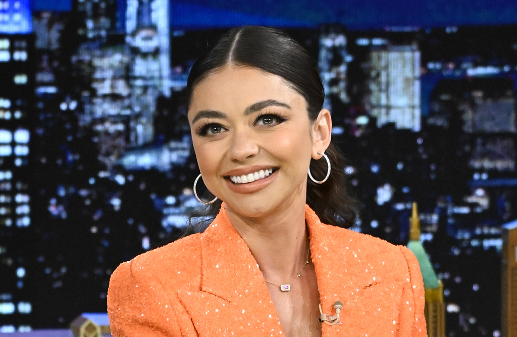 Sarah Hyland Goes Bohemian-Chic In Tribal Dress & Knit Mules to Celebrate National Dog Day – Footwear News