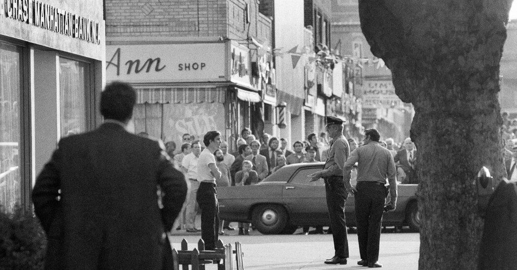 The ‘Dog Day Afternoon’ Bank Robbery, 50 Years Ago Today – The New York Times