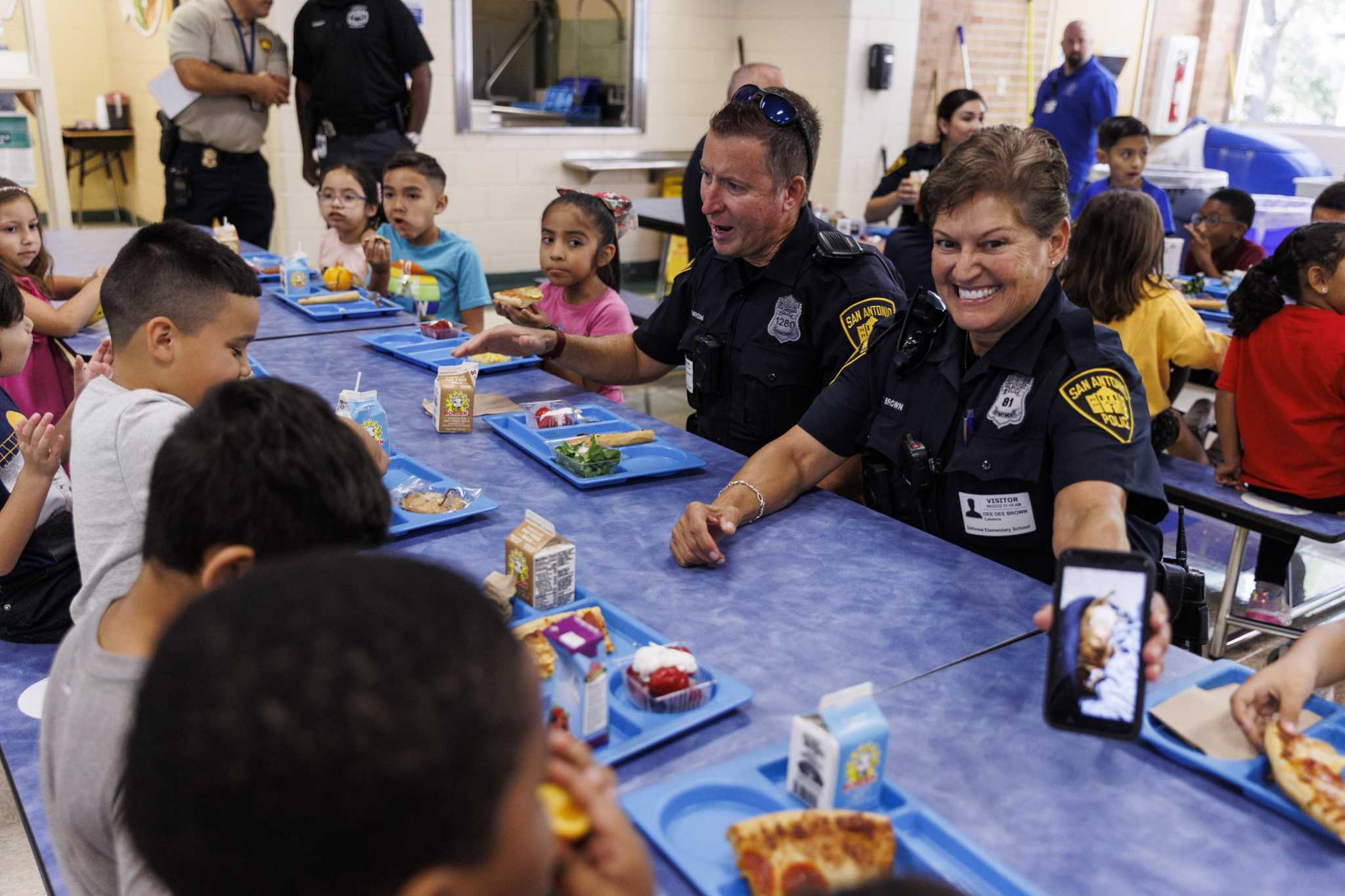 Third graders' lunch with SAPD officers: the topic is dogs – San Antonio Express-News