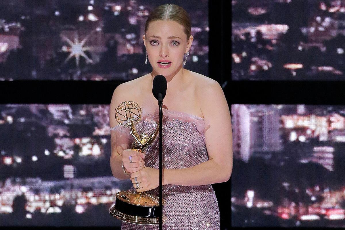 Amanda Seyfried Thanks Her Family (and Her Dog!) in Emmys Acceptance Speech for The Dropout – Yahoo Entertainment