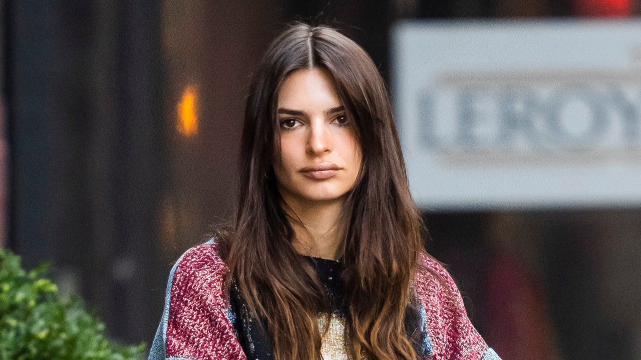 Emily Ratajkowski Swaps Trending Bags For A Timeless Fashion Classic – British Vogue